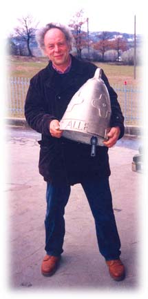 L'artista Paul Fuchs con la campana a forma di elmo