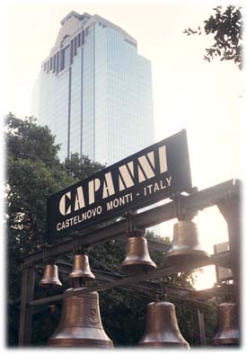 Le campane Capanni nella piazza municipale di Houston - Texas - USA