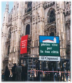 Le campane Capanni davanti al Duomo di Milano