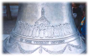 Particolare della monumentale campana