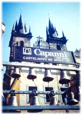Campane Capanni nella piazza di Praga 